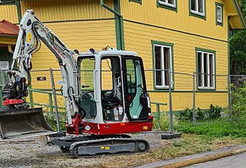 Bandburen grävmaskin Takeuchi (Take Job) TB225 stulen i Upplands Väsby norr om Stockholm